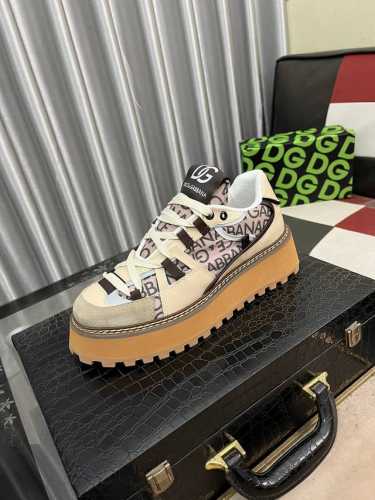 Dolce&GabbanaDG高端男士运动休闲鞋。顶级专柜原单货。 原版进口牛皮 多种材质拼接设计进口牛皮内里 牛皮垫脚原版TPR弹力大底。 Size：35-
