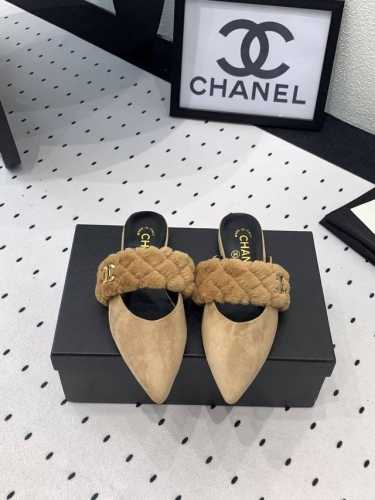 Chanel 新款毛毛拖鞋 秋冬搭配袜子休闲又慵懒 上脚真的好看又时髦 手感细腻柔软丝滑 进口羊京貂羚毛鞋面 原版意大利真皮大底 Size：35-39 40 4