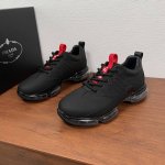 编码：Ys004050 prada 普拉达 男士新款气垫休闲运动鞋出货 经典纯原气垫鞋出货，采用雾面牛皮拼接客供织物鞋面，后跟鞋提拉袢小牛皮整体包裹细节，鞋舌红