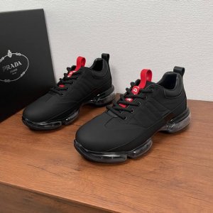 编码：Ys004050 prada 普拉达 男士新款气垫休闲运动鞋出货 经典纯原气垫鞋出货，采用雾面牛皮拼接客供织物鞋面，后跟鞋提拉袢小牛皮整体包裹细节，鞋舌红