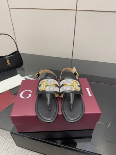 顶级版本 gucci 古驰经典老花马衔扣 夹脚凉鞋 夏天最值得入手的单品 自带高级气场的凉鞋 搭配裙装裤装率性洒脱 日常度假都是必不可少 鞋面采用原版定制材质