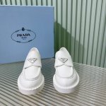 PRADA 普拉达三角牌复古乐福鞋 这款鞋面搭配三角牌金属扣，中和了整个鞋子的气质，完全不会特别正式或者老气，有点俏皮感觉但完全不会甜腻 质感非常的好 鞋面：进