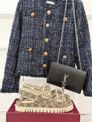 厂价 gucci 古驰经25Wf春夏新品 双G扣沙滩魔术贴拖鞋 夏天必备懒人福音鞋 谁穿谁美 很轻盈上脚意外的舒适 还不挑脚型 简约的魔术贴设计很耐看 可调节大