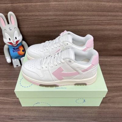 顶级版本Off-White Out Of Office 低帮滑板鞋情侣款白粉。 Off-White箭头符号、Ziptie 标签、1Ogo印花等经典元素皆在此呈现