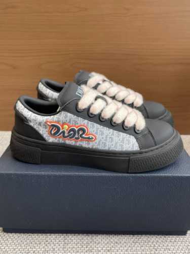 Dior 迪奥B33系列 25ss最新蛇年限定 休闲运动鞋 滑板鞋 情侣款25ss春季新品 重新诠释经典的网球鞋 时尚的廓形突显厚实感 采用海军蓝色和白色提花面