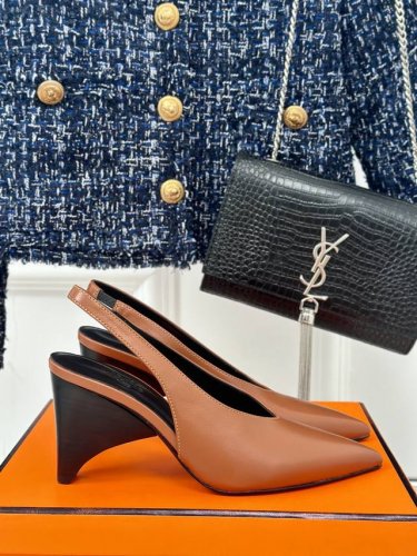 厂价 Hermès 爱马仕经典高跟尖头凉鞋 极约复古的设计 浓厚的异域风情 时髦感十足、随便上脚都很有腔调 简简单单的款式随便搭配一下高级感就很棒 百搭的颜色流
