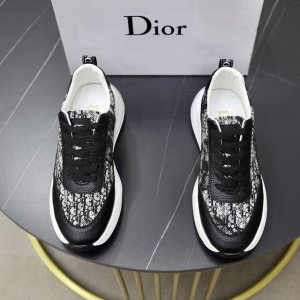 出厂价Pp： 品牌：迪奥Dior 标准码：38-44 45订做 等级：官网同款 材料：原版皮料拼接 舒适透气内里 Q弹轻便耐磨运动大底 款式类别：男士时尚休闲鞋