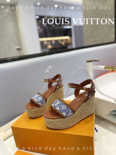 出厂 Loui*Vuitton 最新走秀款厚底凉鞋 香港原版购入一比一开模 今年的款式比去年增加了新原素 显得更为大牌 皮面款采用原版树膏皮牛皮 内里垫脚全羊皮
