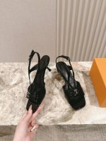 驴家早春高跟系列凉鞋新品 New 时尚性感舒适 拉满了夏日美鞋能给的满分情绪价值.鞋的造型也很乖巧好看呀 鞋面选用进口牛漆皮 羊皮内里 真皮大底 size 35
