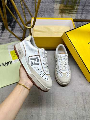 FENDI Match系带最新运动鞋，白色和棕色牛皮与绒面搭配，女码35-40码，男码39-45码