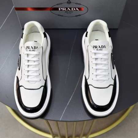 出厂价 Prada 普拉达 -高端品质 原单 -鞋面：纳帕小牛皮、摔纹小牛皮、鞋舌高周波品牌logo -内里：水染牛皮 -大底：超轻tpu发泡 橡胶；双色成型大 - 点击图像关闭