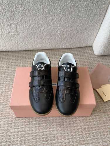 MiuMiu 24ss 秋冬新款 魔术贴 情侣 德训鞋 复古休闲鞋 最新款德训小白鞋，在找小白鞋还要复古的还要舒适的 还要那种德训鞋的可以看过来了 秋冬火爆款休