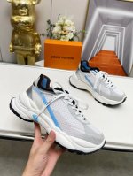 LV路易威登Run 55 运动鞋拼合网格面料、橡胶和粘胶等科技材质，搭配牛皮革材质，共同洋溢运动格调。Monogram 帆布后袢带等标志性元素传递品牌意趣 35