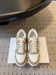 alo25Ss 春夏新款 拼色小白鞋厚底舒适休闲款 Alo比耐克更懂女生！上脚超级百搭！而且超级舒适！是厚底款但是上脚一点都不沉重！ 非常轻便！套上袜套搭配更好