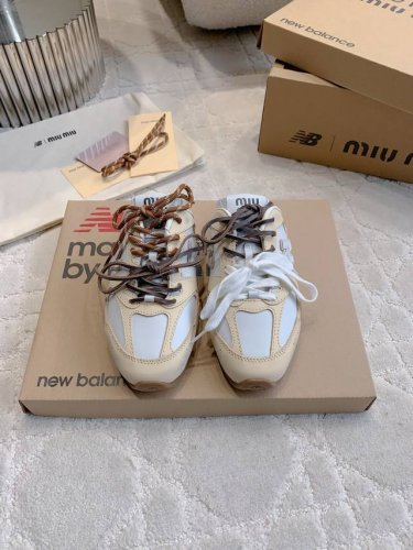 出厂价p Miu X Newbalance 联名款休闲半拖鞋 做旧款 神来之鞋 上脚太好看啦 闭眼入 各种穿搭都能驾驭 配色好美 鞋面牛皮 内里垫脚牛皮 原版开