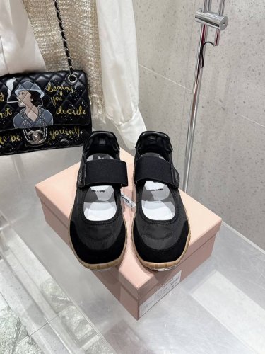 顶级版 Miumiu 缪缪 25Ss 春夏新款 玛丽珍饼干鞋 阿甘鞋休闲运动鞋 Miumiu最新爆款 前卫大胆的设计，Miu Miu风格融于此款厚底帆布运动鞋的