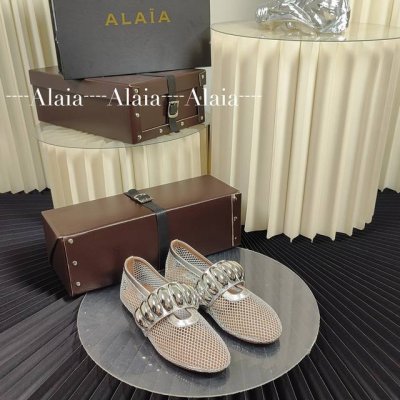 alaia 独家新品 Alaia 阿莱亚24Ss 走秀款平底芭蕾舞鞋 最近超火的一款平底鞋 章小蕙同款 甜酷芭蕾风 人气超高的一款芭蕾舞鞋，浪漫又迷人 舒适百搭