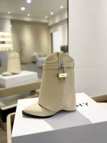 专柜正品级定制版本 GIVENCHY0 新款高跟刺绣短靴，市面最高版本 纪梵希 锁扣 鞋头刺绣花款 风靡整个时尚圈 原版开发鞋型超级正 最高还原度鞋型 包裹性非
