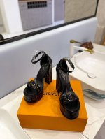 出厂 Loui& Vuitto& Lv欧美风时尚凉鞋 ++= 最新款路易威登传统硬箱的精巧标准品牌扣你前带简约大方 春夏新品 专柜主打最新款高跟系列 硬货上新