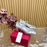 顶级版本版本Valentino 粗跟玛丽珍单鞋 绝美的质感 非常好搭配，任何季节可穿 华伦天奴此系列演绎全新时尚魅力 延续超高跟设计，深得海外知名博主青睐 千万