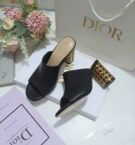 出厂价皮底 ，橡胶190 Sun 凉鞋春季成衣系列的新款单品，来自 Dioriviera 限定系列，兼具高订风格和休闲气质。不对称白色牛皮革鞋面搭配可调节的扣带