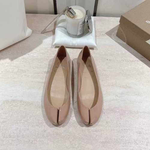 cl X Maison Margiel* 25Ss分趾平底单鞋 maison Margiela 与 Christian Louboutin 推出首个联名鞋履系列