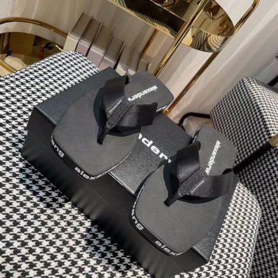 AlexanderWang 亚力山大王最新火爆款非常火爆 众多网红同时推荐 发泡底 不重 不重正常鞋子的重量 非常好搭配 原版标准包装配套 size 35-39