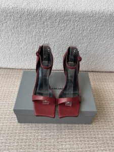 balenciaga 25Ss 方头高跟凉鞋 市场最高版本 绝对原版开发 英原版购入对照开发 特殊定制小牛皮 进口羊皮做内里确保脚感舒适度 模具酒杯跟 意大利进
