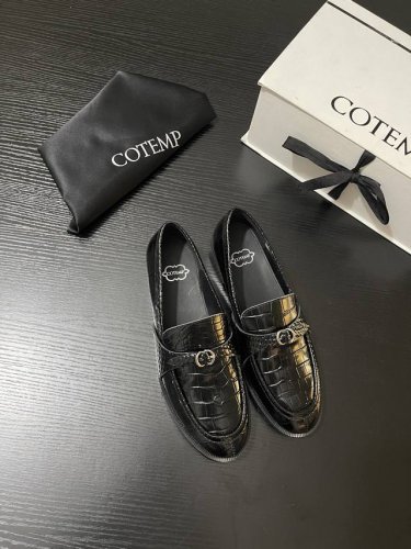 COTEMP乐福鞋尽显优雅干练。鳄鱼皮纹理质感十足，金属扣装饰为整体增添精致细节，仿佛在诉说低调的奢华。一脚蹬的经典款式，既适合职场的雷厉风行，也能搭配休闲装出