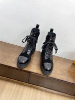 顶级版本驴牌经典秋冬新款系带短靴 优雅大气时髦 耐看不过时 是时尚圈永不退潮的经典所在，上脚还很好的修饰腿型显瘦！ 鞋面:原版定制小牛皮 牛反绒 内里垫脚:羊皮