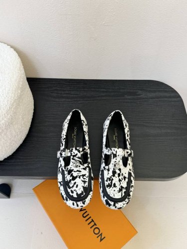Louis Vuitton Ss25 New Arrival Lv驴牌春夏系列玛丽珍平底鞋单鞋新品 简约精致 高级感满满 尽显优雅气质 上脚超好看 拉满了夏日美