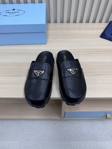 prada 普拉达25春夏新款凉拖鞋 最新走秀款 经典升级 舒适度与时髦度并存 圆头设计搭配不同风格需求 鞋面 磨砂牛皮 光面牛皮 内里: 原版定制牛皮内里 大