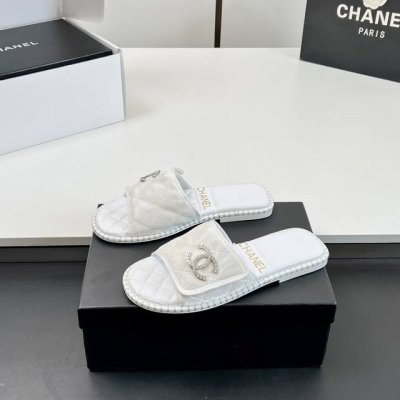厂价 高版本 魔术贴钻扣凉拖鞋 Chanel 香奈儿 拖鞋 2025春夏系列火爆上新 这一季香家小爆款 真的一眼爱了 金属字母及菱格经典完美搭配 真的超级有个性