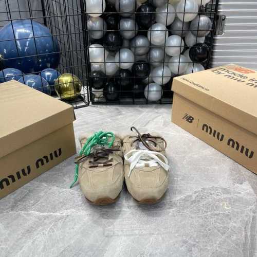 半拖出厂 代购级别独家首发miumiu缪缪棉鞋毛毛鞋2024秋冬新款英伦风系带乐福鞋MiuMiu秀场适当独一无二的擦色工艺工艺来自Miu Miu系列的细节特写