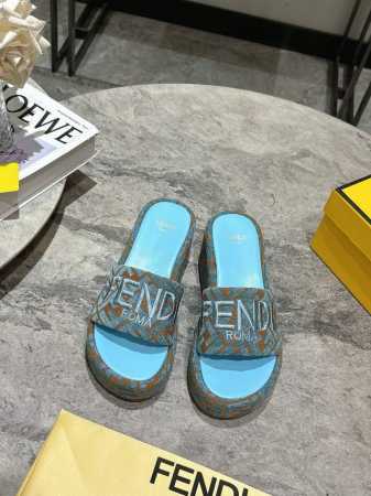Fendi 芬迪走秀主推厚底系列，新品上线，芬具桌脚设计灵感改创于今年秀场的主推系列鞋履 当季新品拖鞋，众所周知，鞋子永远设计为高级感满满的，高端大气上档次且百 - 点击图像关闭