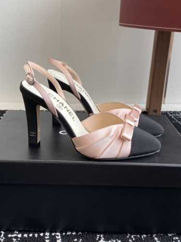 代购级 Chanel 小香 25ss早春新品 缎面蝴蝶结凉鞋系列法式风情 真是美到心尖尖上啦！ 优雅又浪漫的仙女应该就是这样吧极简的配色加上绸缎蝴蝶结深入人心