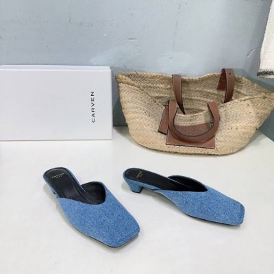高品质出厂 小众潮牌Carven25春夏新款简易方头平底 粗跟包头半拖 没有过多的装饰很简单 但带有点复古味杲萌可爱随意搭配都好看 一贯极简风格 没有任何 Lo