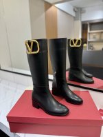 VALENTINO华伦天奴 大V扣高级辣妹kelly Jumping骑士靴顶级牛品匠心好货经典再现拒绝不了的款式谁穿都好看 优雅风格，创造不一样的感觉！它是你