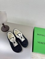 实价： Bv Orbit Flash 运动鞋 情侣款老爹鞋 橄榄绿 配 米白羊皮 Runner运动鞋， 采用轻质科技网布面料高丝光牛反绒皮 小羊皮内里 搭配几何