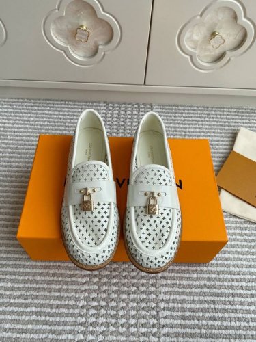 l驴家路易威登Louis Vuitton 25Ss 春夏 Lv锁头冲孔镂空乐福鞋 市场高端产品质量 最新原版饰扣 官网原版拆解原版订制漆皮 采用进口羊皮作内裡