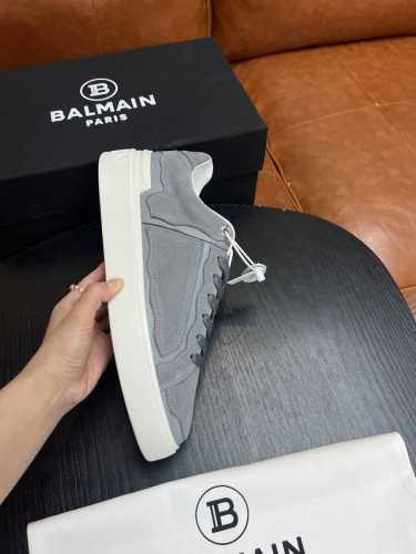实价 Balmain巴尔曼b-Skate运动鞋 B-Skate 多材质拼接撞色运动鞋 ，鞋面饰有灰色鞋带，皮革拼接鞋舌点缀 Balmain 徽标， Tpu 鞋底