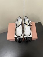 Miu Miu 缪缪 2025早春新品钮扣粗跟玛丽珍专柜主打最新走秀款 蝴蝶结复古玛丽珍粗跟单鞋火爆上新！ 缪家高货 顶级工艺打造精品质感 无敌舒适 绝对是一见