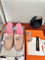 莞产 * 经典Kelly扣Oz穆勒鞋｜原版购入代购级别 -裸粉色 材质与工艺： 原版小牛皮 山羊皮面料 羊皮内衬 鞋面饰有镀钯Kelly扣 意大利真皮大底 2.