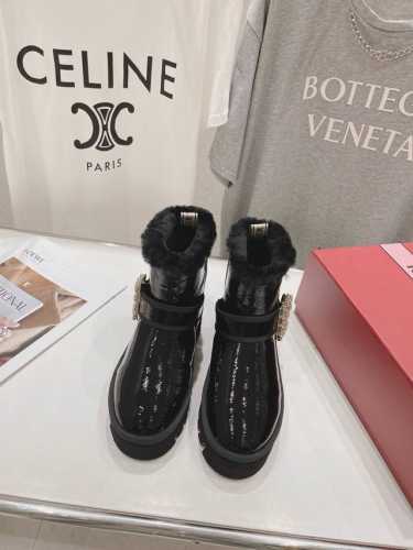 高版本出厂 Roger Vivier RV今年最美的雪地靴！秒杀市场版本，太懂女人心思了，侧钻扣的细节十分精致，水晶方扣饰扣羊毛边漆皮裸靴， 第一眼就爱上 亮亮