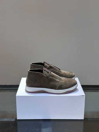 berluti 布鲁提 休闲鞋搭配灵感 ，简约轮廓贴合足部自然曲线，橡胶外底结合小牛皮衬里，诠释舒适百搭格调。鞋面饰以手工缝线，内敛中不乏精致细节。小牛皮鞋面拼 - 点击图像关闭