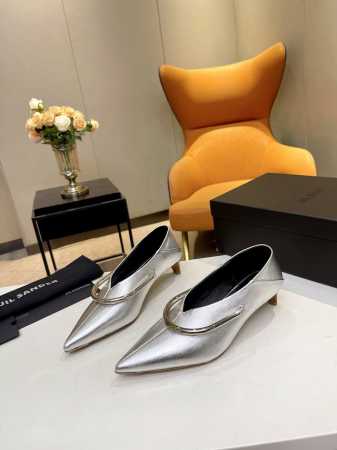 品 牌：Jil sander JIL Sander曾说过：“拿走的东西越多，留下的就越纯粹。”极简风是一种返璞归真，代表着简单与克制，而作为极简风的鼻祖，极简 - 点击图像关闭