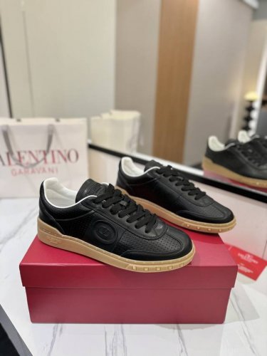出厂男女同价: Valentino专柜同步新款德训鞋低帮休闲运动鞋 专业高端，完美复刻，品质一流！ 全部采用原版1:1材料制作，独家开模！ 面料牛皮 Tpu材质