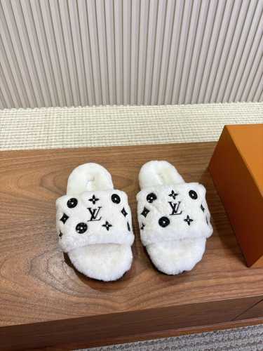厚底版本Louis vuitton 新款羊毛拖鞋细柔软羊毛LV毛拖 頂级品质纯皮毛一体直毛打造！超温暖的感觉，穿上仿佛踩在云朵上LV经典老花装饰，精致高级！手工