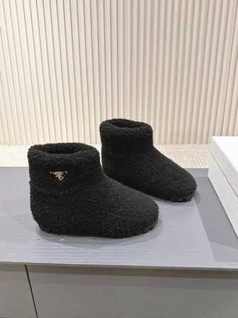 出 Prada*普拉达2024ss秋冬新款直筒雪地靴羊毛短靴 时尚大方的设计呈现经典轮廓。不管面对任何场所 主场只属于你！ 面料：定制羊毛 内里：定制羊毛 五金 - 点击图像关闭