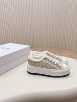 冲量价: 冬天来了~毛绒绒的Dior运动鞋可以穿起来 Dior 2024早春新品 经典厚底刺绣运动鞋，内里皮毛一体羔羊毛兼具好看与保暖功能，nice得很哦 增高
